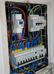 Cuadro eléctrico con cargas críticas backup, meter y sobretensiones